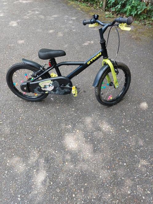 BTWIN DARK HERO 16 INCH VOOR KINDEREN VAN 4 TOT 6 JAAR (ZGAN, Fietsen en Brommers, Fietsen | Jongens, Zo goed als nieuw, 16 inch