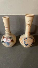 2 opaline vaasjes 12 cm en 13 cm hoog, Antiek en Kunst, Antiek | Vazen, Ophalen of Verzenden