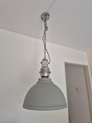 Industriële hanglamp betonlook beschikbaar voor biedingen