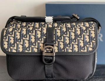 Christian Dior schoudertas | 3+ Kleuren
Beschikbaar beschikbaar voor biedingen