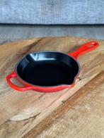 Le Creuset Skillet 16 cm – Cerise, Huis en Inrichting, Keuken | Potten en Pannen, Ophalen of Verzenden, Nieuw, Gietijzer, Koekenpan of Braadpan
