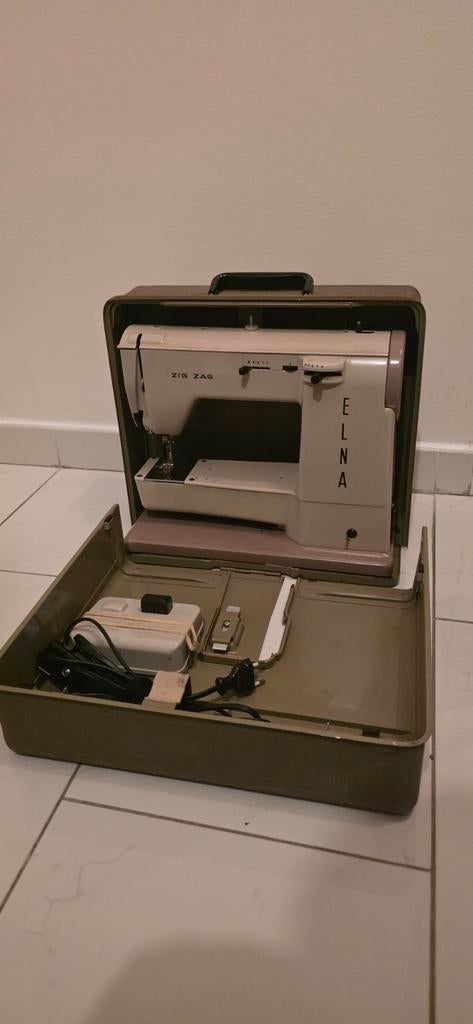 Vintage Elna Zig Zag Naaimachine in Koffer, Hobby en Vrije tijd, Naaimachines en Toebehoren, Gebruikt, Naaimachine, Overige merken