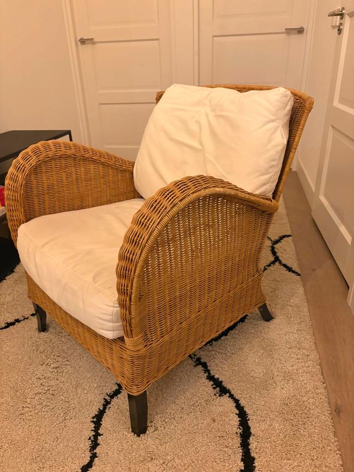 Rotan stoel met witte kussens, Huis en Inrichting, Fauteuils, Gebruikt, Riet of Rotan, 50 tot 75 cm, Minder dan 75 cm, Ophalen