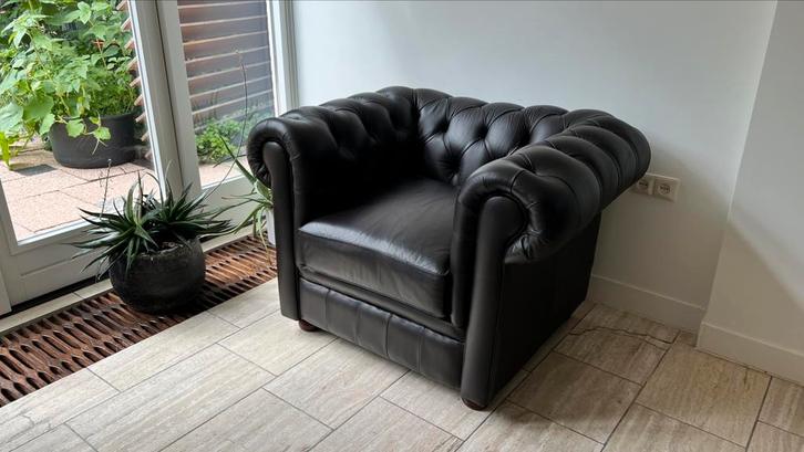 Chesterfield clubchair fauteuil stoel zwart leer, Huis en Inrichting, Fauteuils, Leer, Ophalen