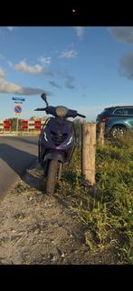Zip 80cc te koop moet snel weg staat in de weg, Fietsen en Brommers, Scooters | Piaggio, Ophalen of Verzenden, Zo goed als nieuw