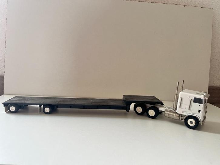 Freigthliner met dieplader van Conrad, Hobby en Vrije tijd, Modelauto's | 1:50, Zo goed als nieuw, Bus of Vrachtwagen, Conrad
