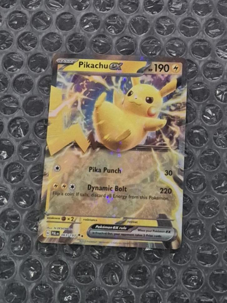 Pikachu ex 063/193 Paldean Fates Scarlet & Violet, Hobby en Vrije tijd, Verzamelkaartspellen | Pokémon, Zo goed als nieuw, Losse kaart