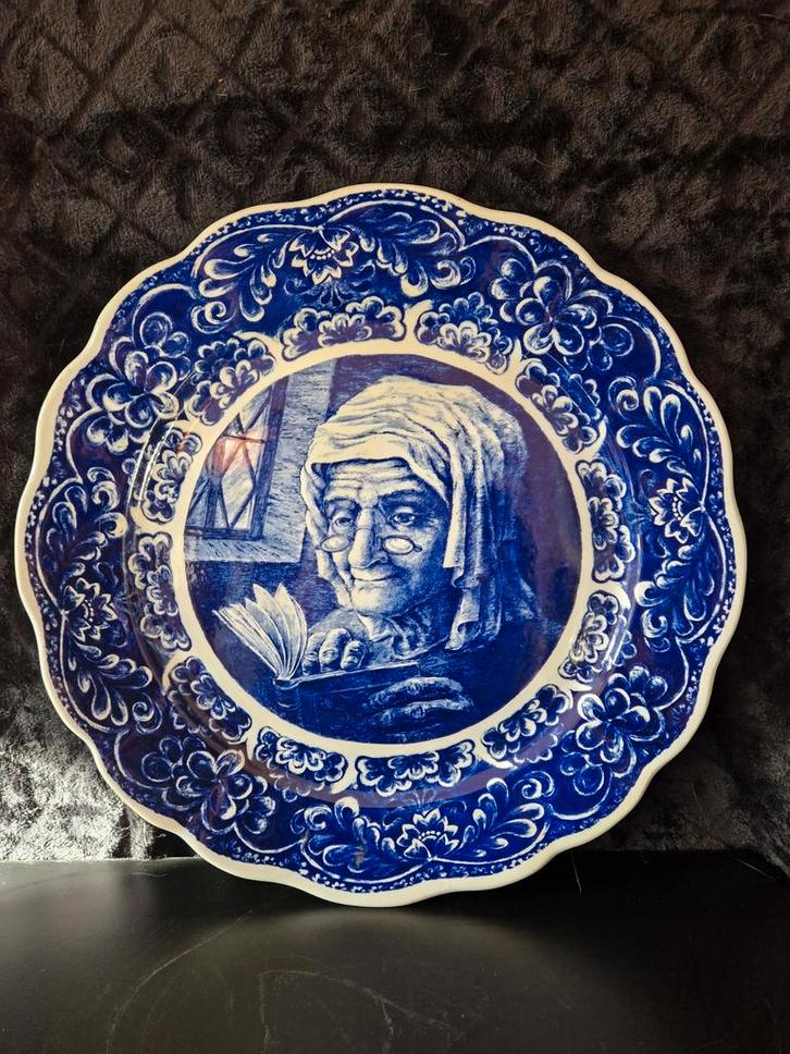 Delfts Blauw Bord met Vrouw, in zeer goede staat., Antiek en Kunst, Antiek | Wandborden en Tegels, Ophalen of Verzenden