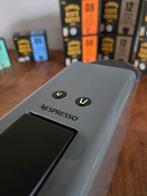 Nespresso met veel koffie cups, Koffiepads en cups, Espresso apparaat, Ophalen of Verzenden, Zo goed als nieuw