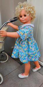 grote pop,erg leuk/mooi & nette/vrolijke kleding&schoentjes, Ophalen, Pop