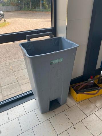 Defecte prullenbak - gratis beschikbaar voor biedingen