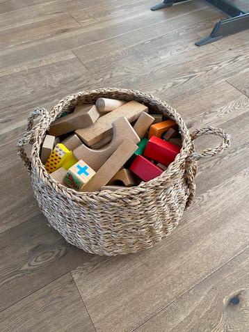 Mand vol houten blokjes beschikbaar voor biedingen