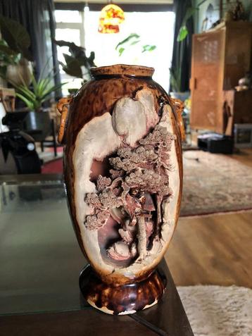 Decoratieve vaas met uitgesneden 3D landschapsdecor beschikbaar voor biedingen