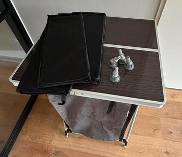 Campingkast Eurotrail met 3 legplanken en 1 top plank beschikbaar voor biedingen