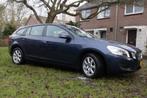 Volvo V60 T3 150pk Powershift 2012 Blauw metallic!, Auto's, 1596 cc, Stof, 4 cilinders, 1451 kg