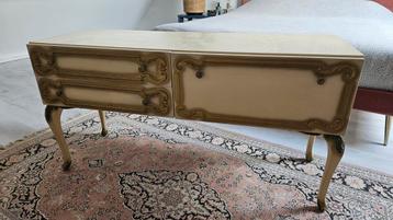 Vintage dressoir met sierlijke details beschikbaar voor biedingen
