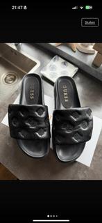 Guess badalippers, Ophalen of Verzenden, Zo goed als nieuw, Zwart, Sneakers of Gympen