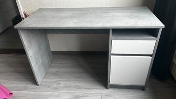 Jysk Billund Bureau wit/beton stevig en nestjes beschikbaar voor biedingen