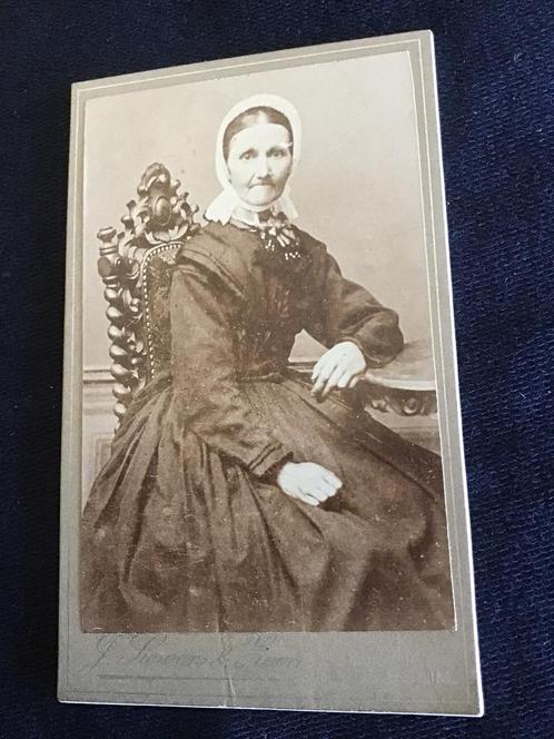 CDV, Vrouw klederdracht, Siewers & Zoon, Edam - Hilversum, Verzamelen, Foto's en Prenten, Gebruikt, Foto, Klederdracht, Voor 1940