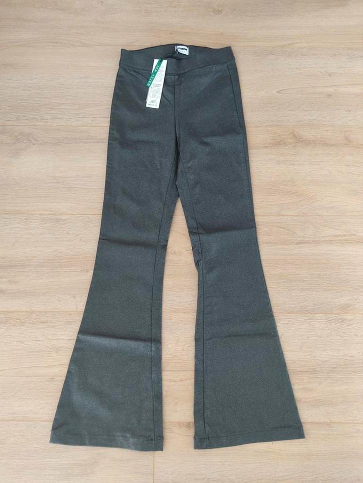 Nieuw - Noisy May flared broek zwart shimmer - mt xs, Kleding | Dames, Spijkerbroeken en Jeans, Nieuw, W27 (confectie 34) of kleiner