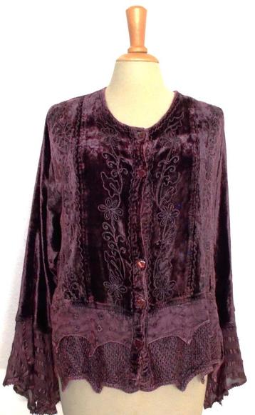 Aparte top met borduursels! XL beschikbaar voor biedingen