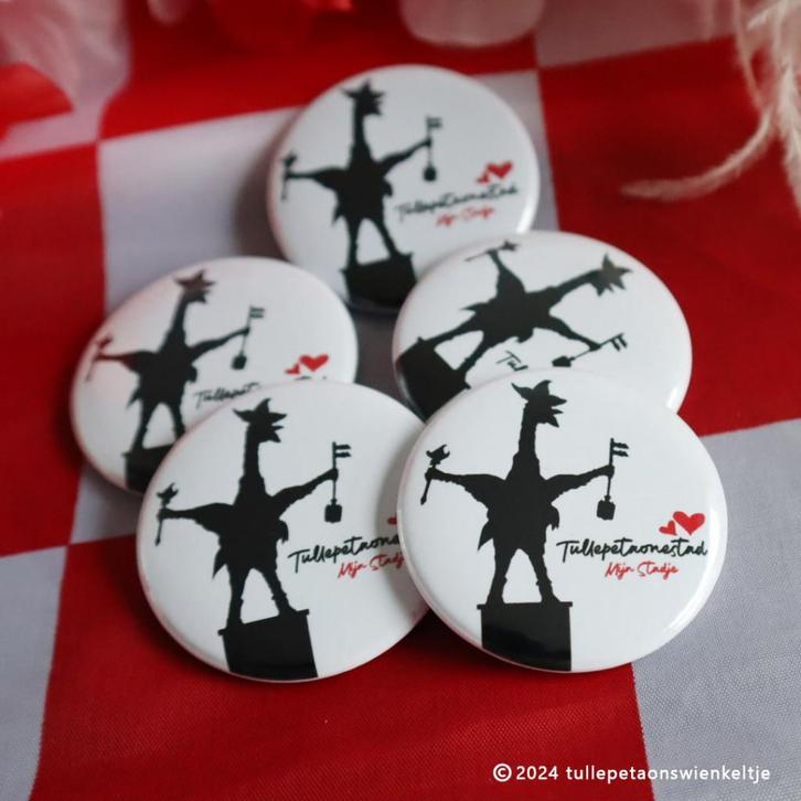 Carnavalsbutton Tullepetaonestad. Mijn stadje, Verzamelen, Speldjes, Pins en Buttons, Nieuw, Button, Overige onderwerpen, Ophalen of Verzenden