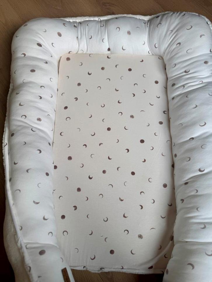 Madebylon Babynestje Ecru Maantjes inclusief laken en deken, Kinderen en Baby's, Babywiegjes en Ledikanten, Zo goed als nieuw