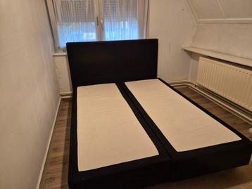 Moet snel weg"Zwart Bed met Hoofdbord beschikbaar voor biedingen