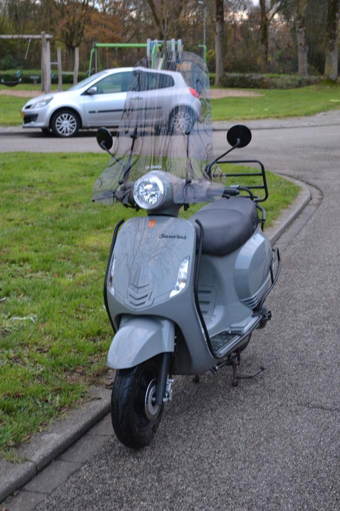 La-souris Sourini special edition, Fietsen en Brommers, Scooters | Overige merken, Zo goed als nieuw, Maximaal 45 km/u, Benzine