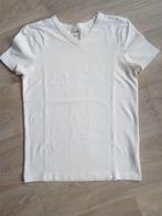 Wit shirt maat 146 -152 hema. Shirt heeft v-hals., Jongen, Ophalen of Verzenden, Zo goed als nieuw, Shirt of Longsleeve