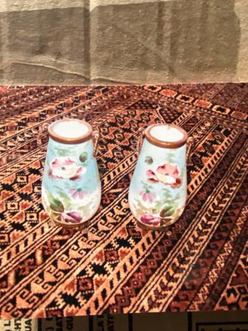 Antieke Vaasjes met Bloemmotief - Set van Twee beschikbaar voor biedingen
