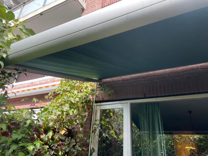 Groen zonnescherm 3m breed., Tuin en Terras, Zonneschermen, Zo goed als nieuw, Knikarmscherm, 150 tot 300 cm, 250 cm tot 450 cm