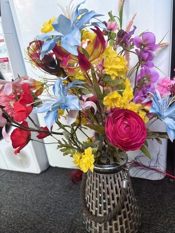 Mooi boeket kwaliteitsbloemen zonder vaas beschikbaar voor biedingen