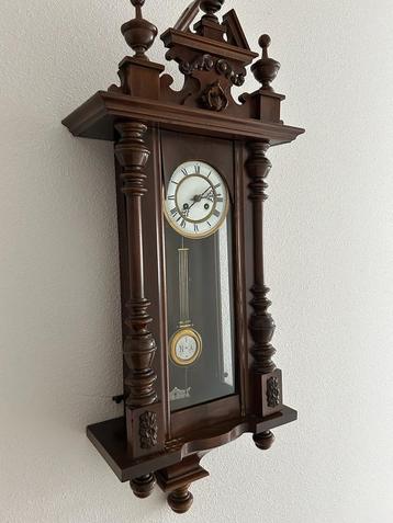 Antieke Wandklok beschikbaar voor biedingen