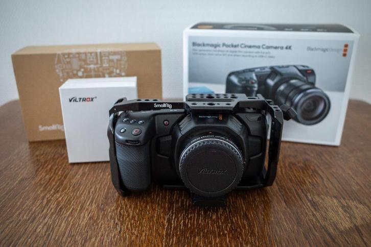 Blackmagic Pocket Cinema Camera 4K + Viltrox EF-M2 en cage, Audio, Tv en Foto, Videocamera's Digitaal, Zo goed als nieuw, Camera