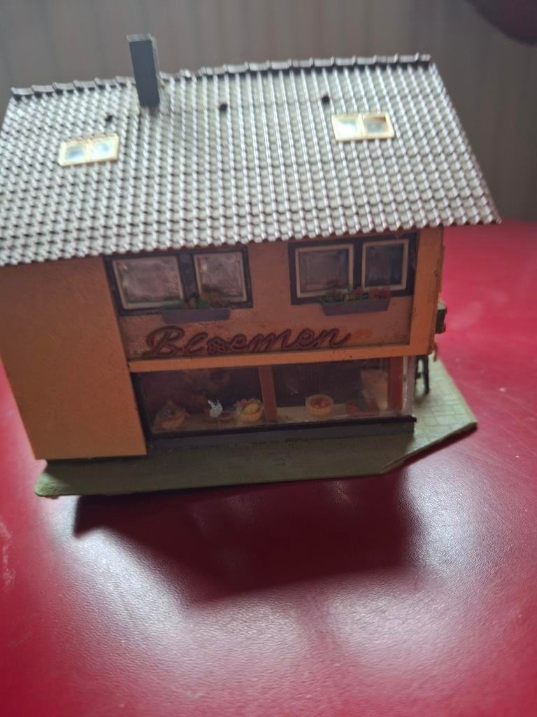 Faller  B 255 Woonhuis met bloemenwinkel., Hobby en Vrije tijd, Modeltreinen | H0, Ophalen of Verzenden, Gebruikt, Brug, Tunnel of Gebouw