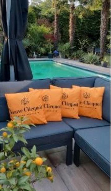 Super mooie Velours kussens van VEUVE CLICQUOT ‼️ beschikbaar voor biedingen