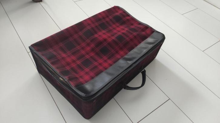 Vintage opvouwbare koffer rood zwart geruit, Sieraden, Tassen en Uiterlijk, Koffers, Gebruikt, Zacht kunststof, Minder dan 50 cm