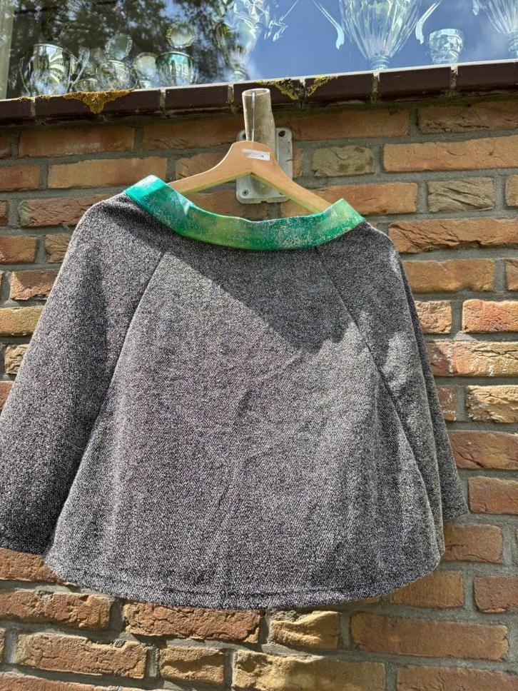 10 x Grijze rok met gekleurde rand, Kleding | Dames, Rokken, Zo goed als nieuw, Maat 38/40 (M), Grijs, Knielengte, Ophalen of Verzenden