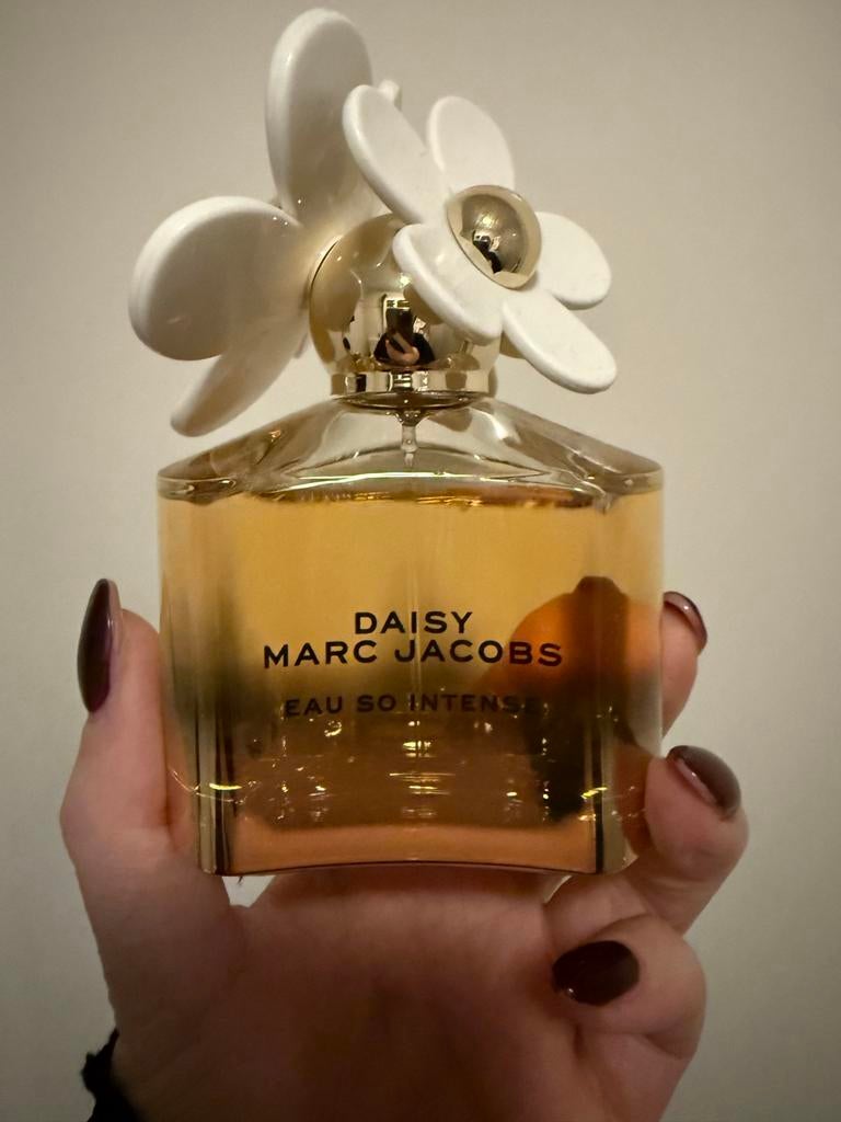 Marc Jacobs Daisy Eau So Intense 100ml, Sieraden, Tassen en Uiterlijk, Uiterlijk | Parfum, Ophalen of Verzenden, Zo goed als nieuw