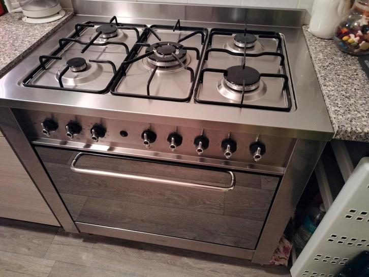 Zeer Mooie 5 Pits gasfornuis van Indesit, Witgoed en Apparatuur, Fornuizen, Zo goed als nieuw, Vrijstaand, Gas, 5 kookzones of meer