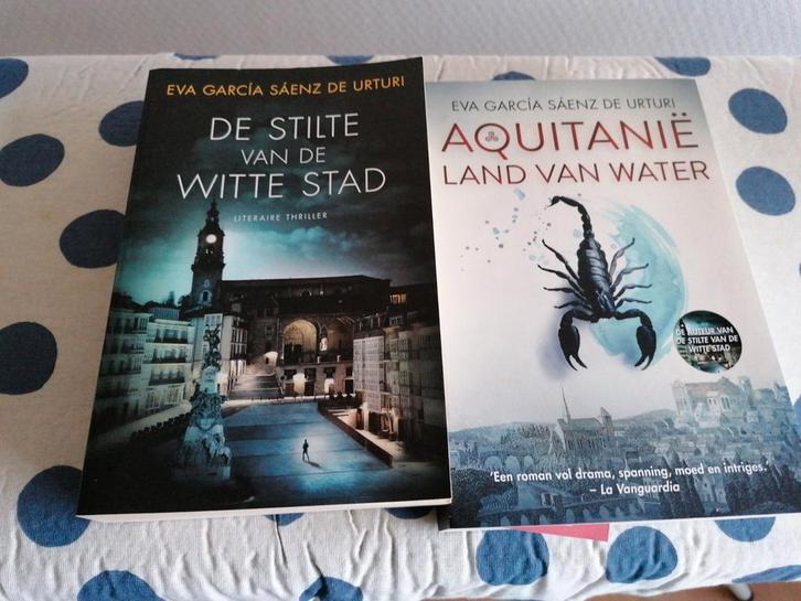 2x Eva García Sáenz de Urturi -De stilte van de witte stad-A, Boeken, Thrillers, Gelezen, Ophalen of Verzenden