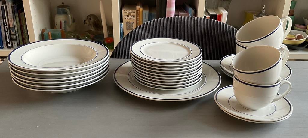 Vintage HEMA servies wit met blauwe lijn, Huis en Inrichting, Keuken | Servies, Zo goed als nieuw, Bord(en), Overige stijlen, Porselein