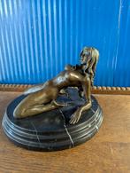 Bronzen beeld van een naakte vrouw op marmeren voet, Ophalen of Verzenden