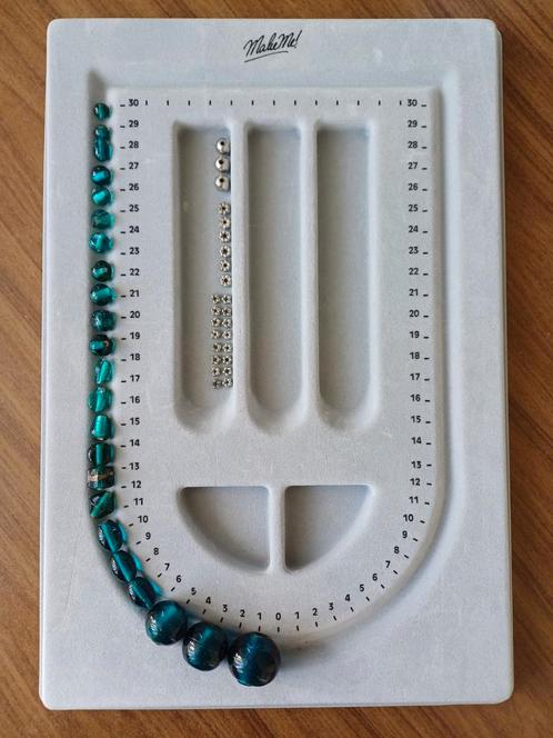 Glaskralen groen blauw / tussen rozetjes / mooie ketting, Hobby en Vrije tijd, Kralen en Sieraden maken, Zo goed als nieuw, Kraal