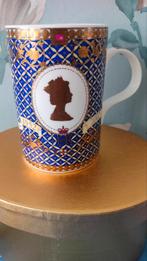 Hoge porseleinen mok zilveren jubileum Queen Elizabeth, Ophalen of Verzenden, Zo goed als nieuw, Servies