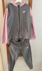 Nike trainingspak kind grijs/roze meisjes maat m 137-147cm, Ophalen of Verzenden, Gebruikt, Maat 140