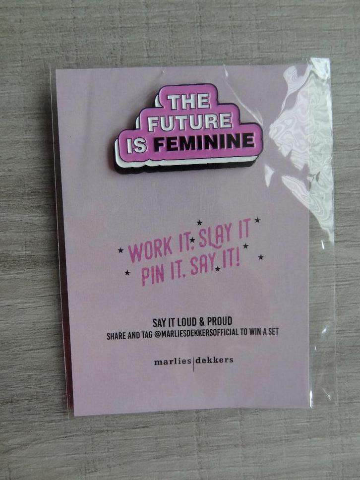 NIEUW! Marlies Dekkers Pin 'The Future Is Feminine' >Snelle, Kleding | Dames, Ondergoed en Lingerie, Overige typen, Roze, Ophalen of Verzenden