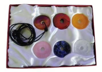 Geschenkdoos met zeven chakra donuts beschikbaar voor biedingen