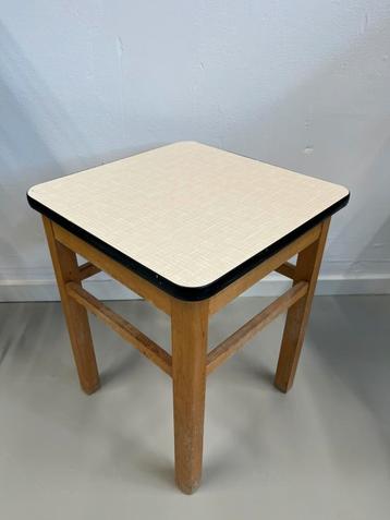 2 vintage krukjes/bijzettafel beschikbaar voor biedingen